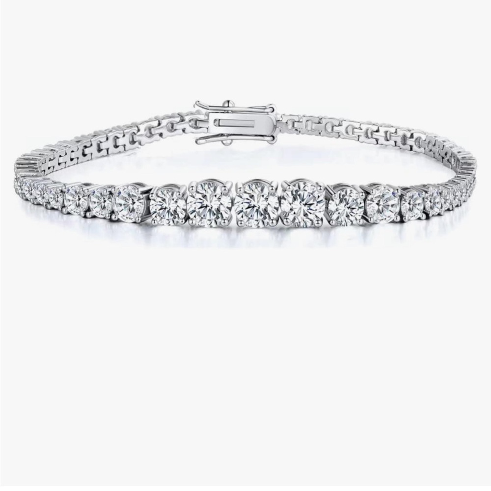 18kt white gold graduated CZ tennis bracelet 7.5 inches with safety clasp